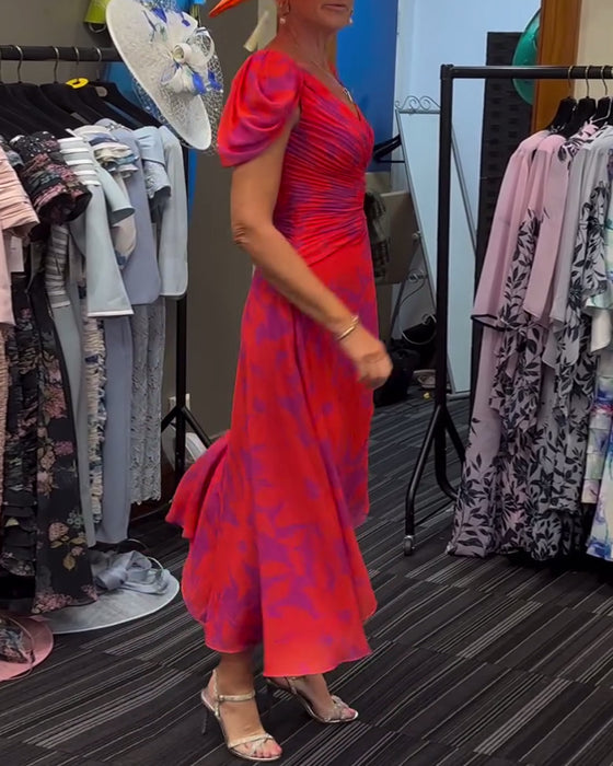 Bedrucktes kleid mit plissiertem schlitz