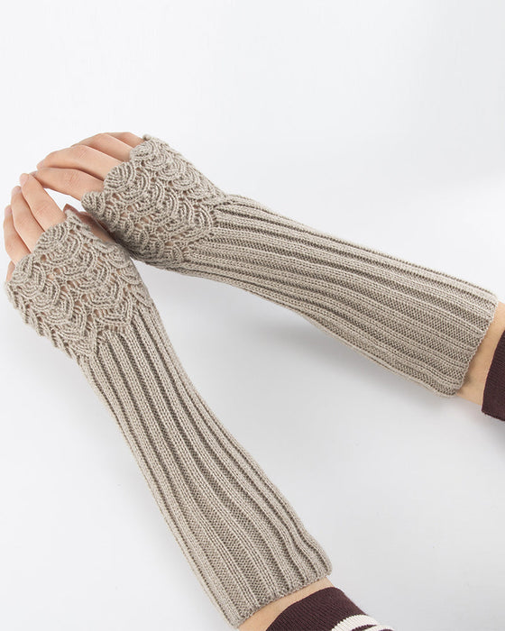 Gestrickte Halbfinger-Handschuhe mit Fischschuppen