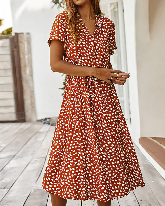 Kleid mit V-Ausschnitt und Punktedruck