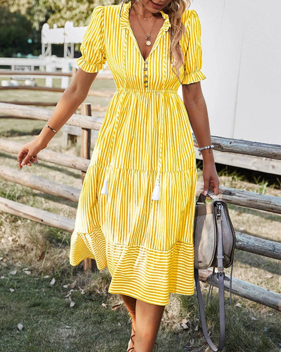 Kleid mit V-Ausschnitt und Streifendruck