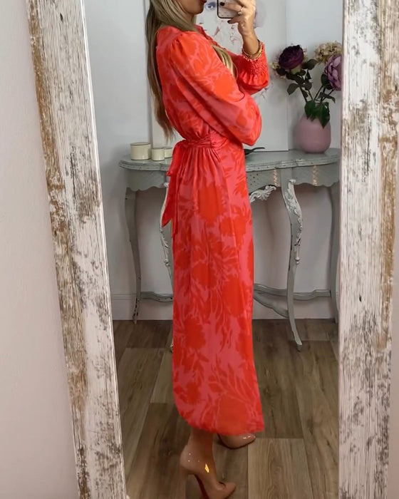 Kleid mit V-Ausschnitt und taillierter Taille