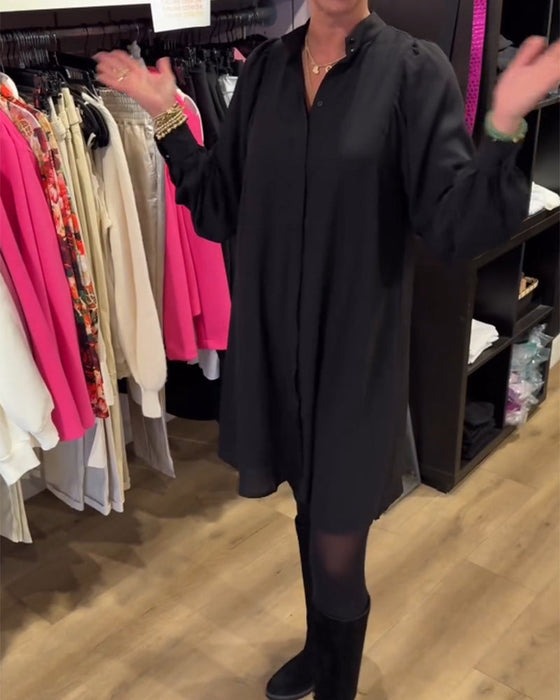 Kleid mit V-Ausschnitt und knielang