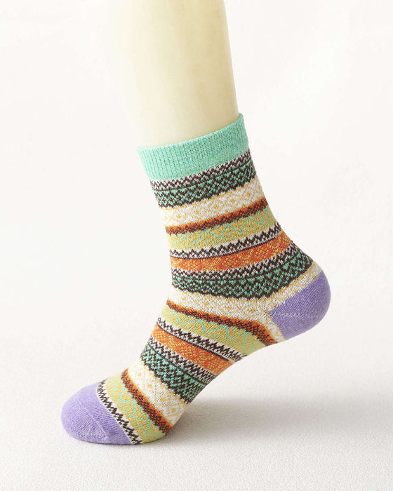 Warme Socken mit bunten Streifen