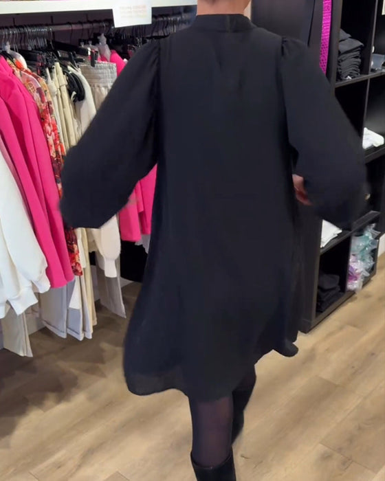 Kleid mit V-Ausschnitt und knielang