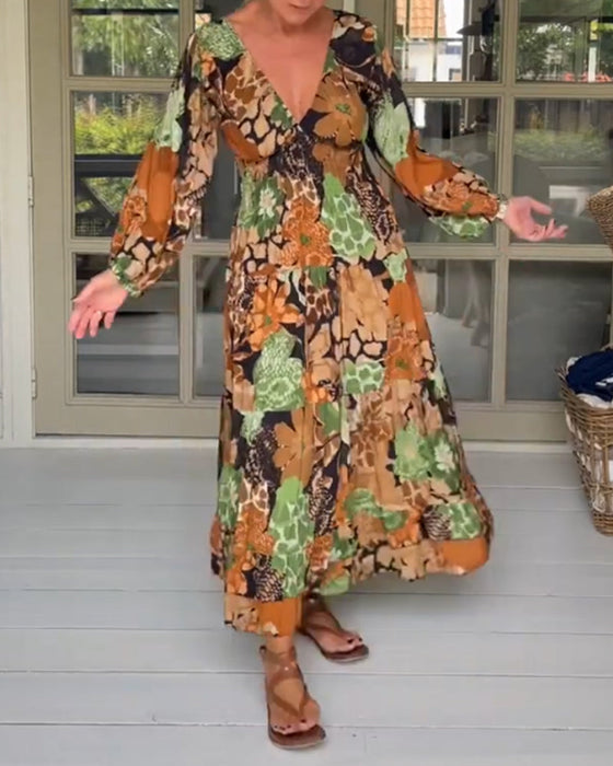 Kleid mit V-Ausschnitt und langen Ärmeln