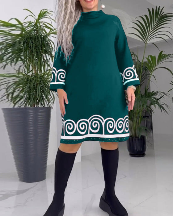Kleid mit Wellenmuster und langen Ärmeln