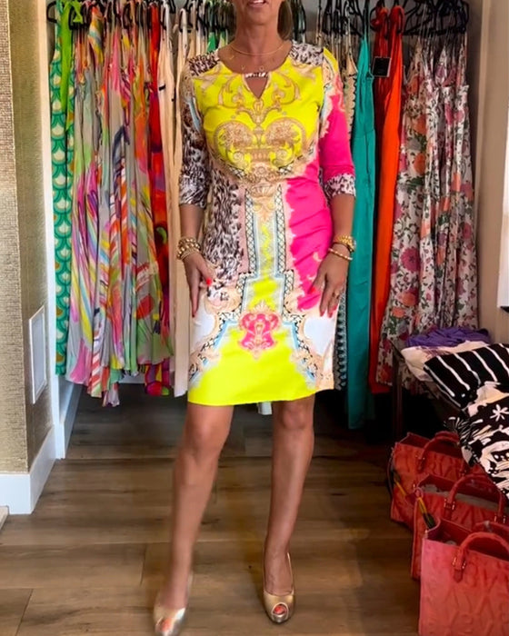 Bedrucktes Kleid mit halblangen Ärmeln und Ausschnitten