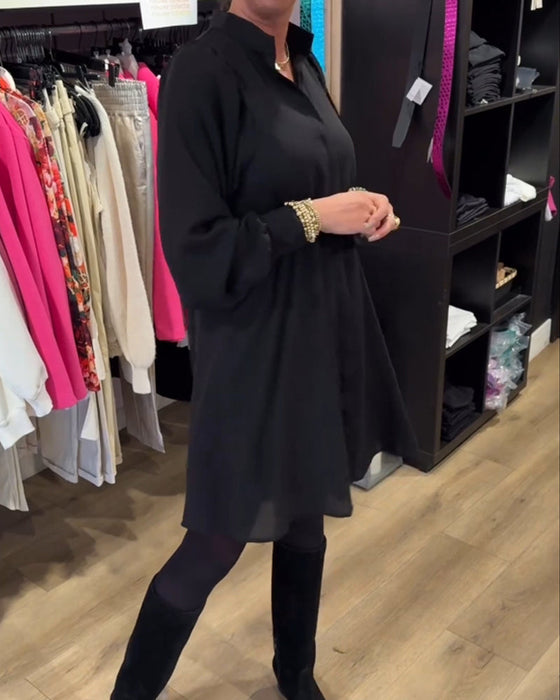 Kleid mit V-Ausschnitt und knielang
