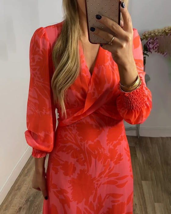 Kleid mit V-Ausschnitt und taillierter Taille