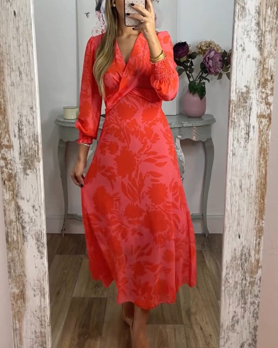 Kleid mit V-Ausschnitt und taillierter Taille