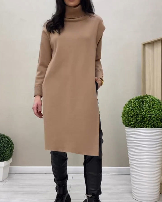 Rollkragenpulloverkleid mit seitlichem Schlitz