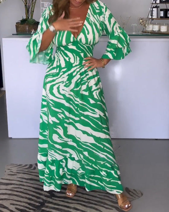 Kleid mit 3/4-Ärmeln und V-Ausschnitt