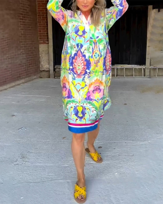 Bedrucktes, lockeres Kleid mit V-Ausschnitt
