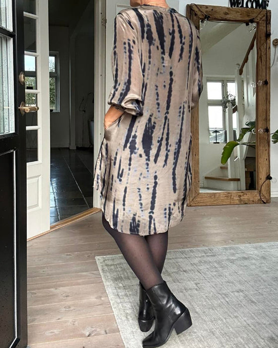 Kleid mit Aufdruck und V-Ausschnitt