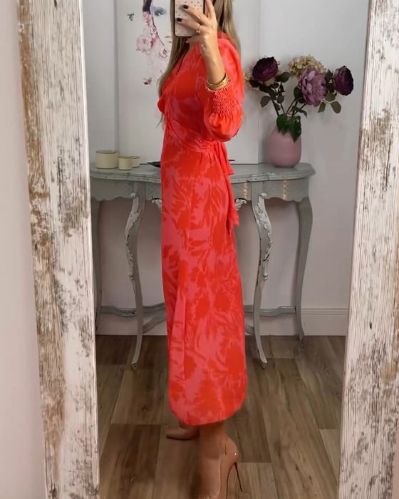 Kleid mit V-Ausschnitt und taillierter Taille
