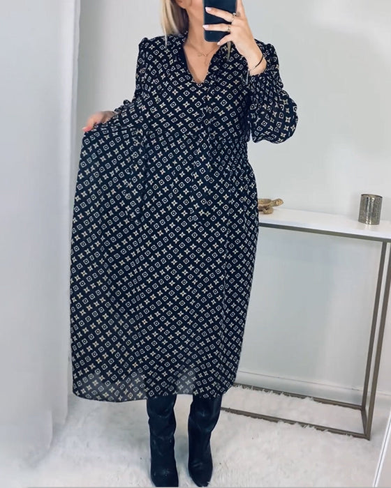 Kleid mit Aufdruck und taillierter Taille