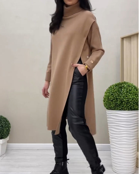Rollkragenpulloverkleid mit seitlichem Schlitz