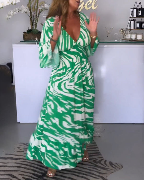 Kleid mit 3/4-Ärmeln und V-Ausschnitt