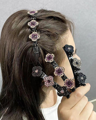 Eine Haarspange mit drei Blumen