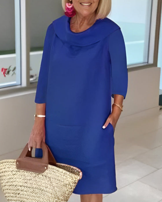 Einfarbiges Kleid mit Rundhalsausschnitt