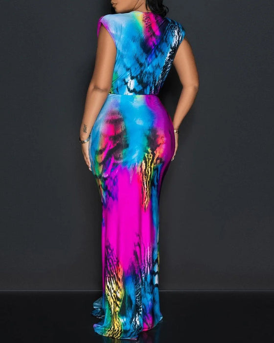 Kleid mit ärmelloser und betonter Taille