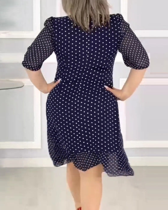 Elegantes Kleid mit halben Ärmeln und Polka-Dot-Print