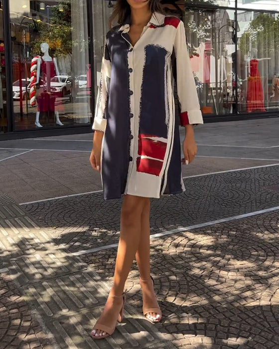Kleid mit Revers, Aufdrucken und Schlitzen