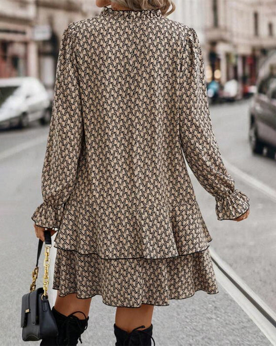 Khakifarbenes, bedrucktes Kleid mit langen Ärmeln