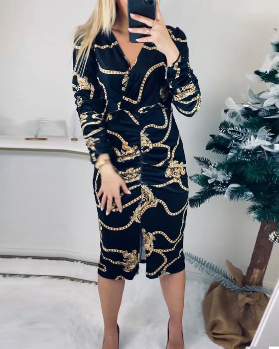 Kleid mit Schlitz und betonter Taille
