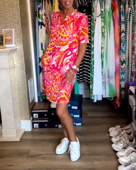 Kleid mit Taschen und Aufdrucken und kurzen Ärmeln