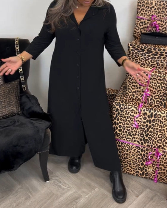 Kleid mit Knöpfen und V-Ausschnitt