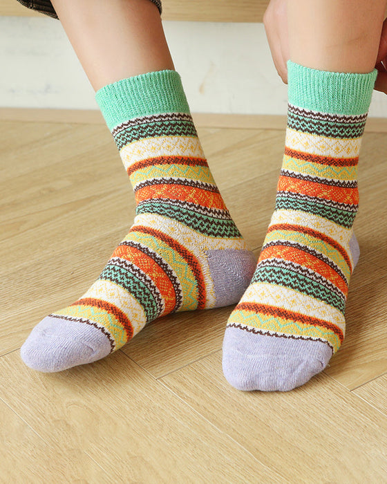 Warme Socken mit bunten Streifen