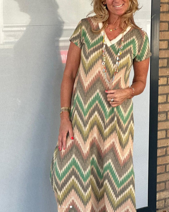 Kleid mit V-Ausschnitt und Wellenprint