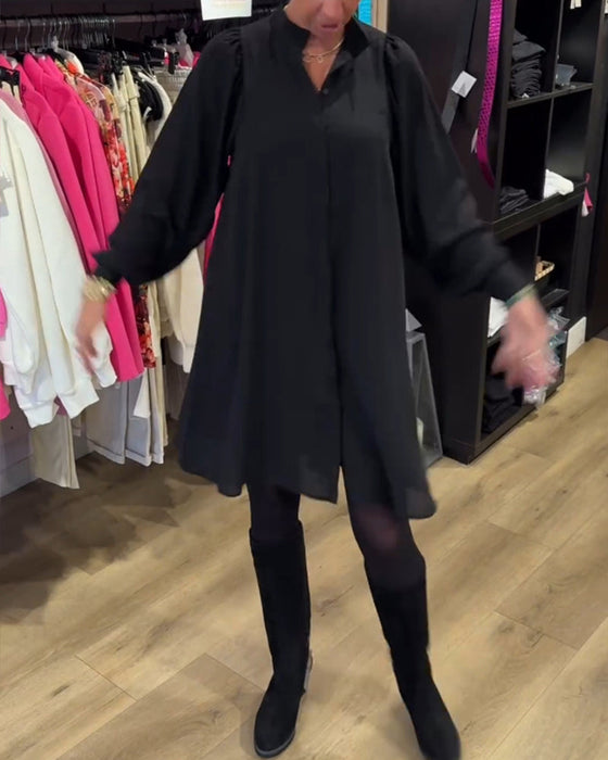 Kleid mit V-Ausschnitt und knielang