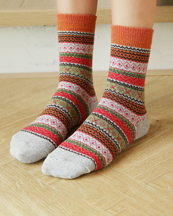 Warme Socken mit bunten Streifen