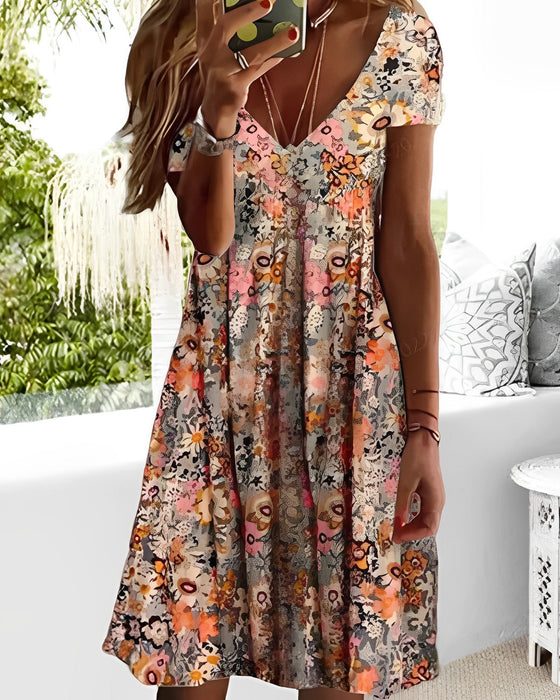 Kleid mit V-Ausschnitt und modischem Aufdruck