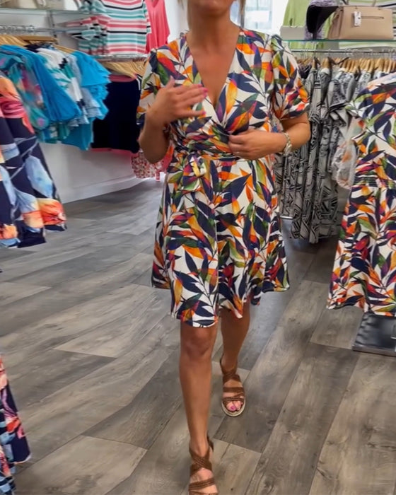 Bedrucktes Kleid mit V-Ausschnitt und kurzen Ärmeln