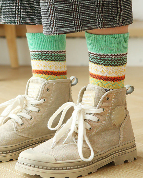 Warme Socken mit bunten Streifen