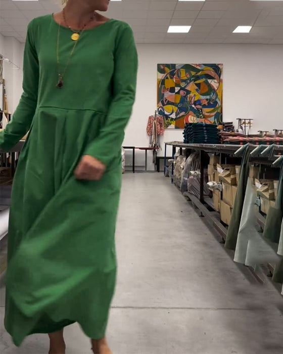 Einfarbiges Kleid mit Rundhalsausschnitt