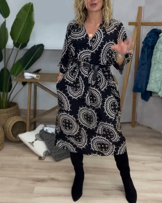 Kleid mit V-Ausschnitt und langen Ärmeln