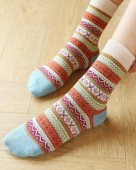 Warme Socken mit bunten Streifen