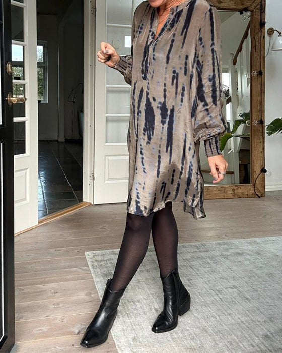 Kleid mit Aufdruck und V-Ausschnitt