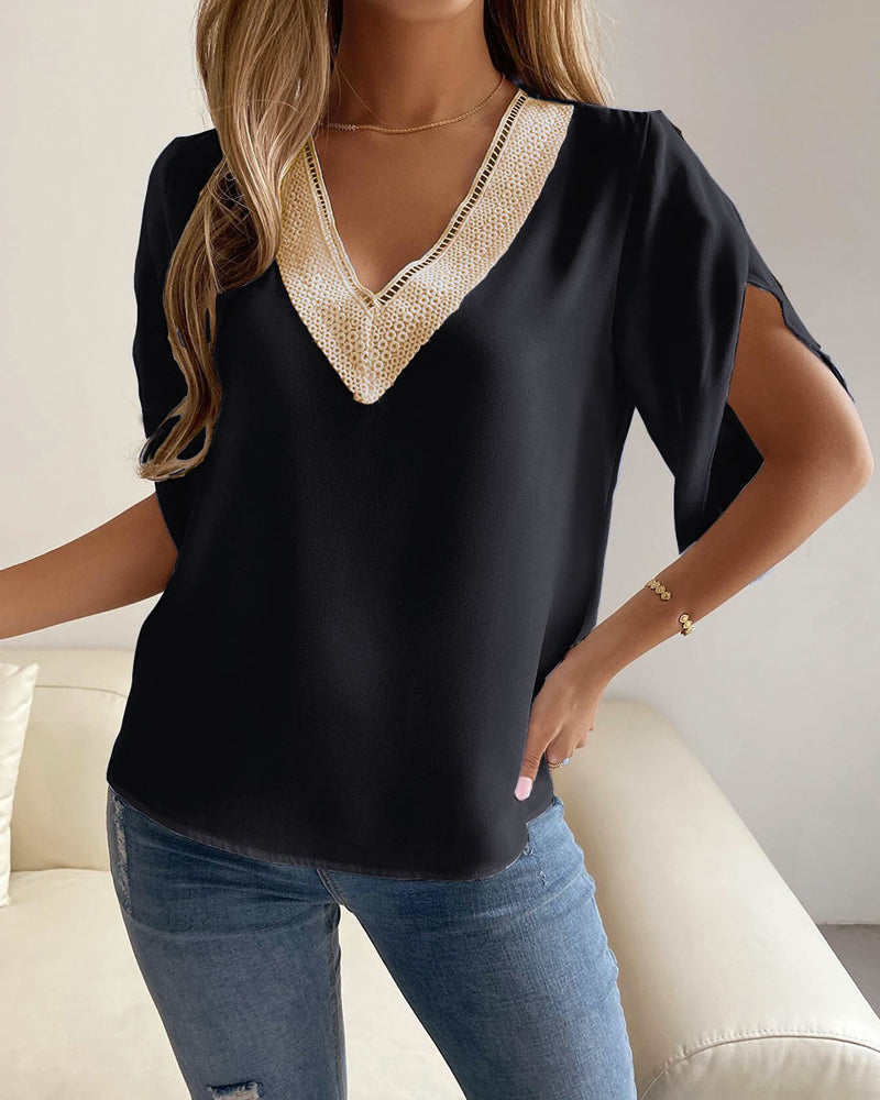 Temperamentvolles Kurzarmhemd mit V-Ausschnitt in Volltonfarbe