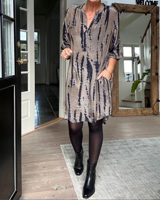 Kleid mit Aufdruck und V-Ausschnitt