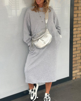 Schlichtes Kleid mit Rundhalsausschnitt und Taschen