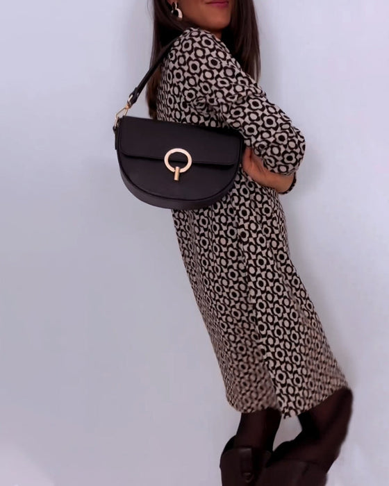 Kleid im lässigen Stil und mit langen Ärmeln