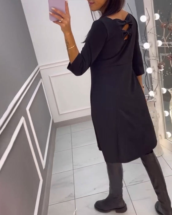 Einfarbiges Kleid mit Schleife hinten