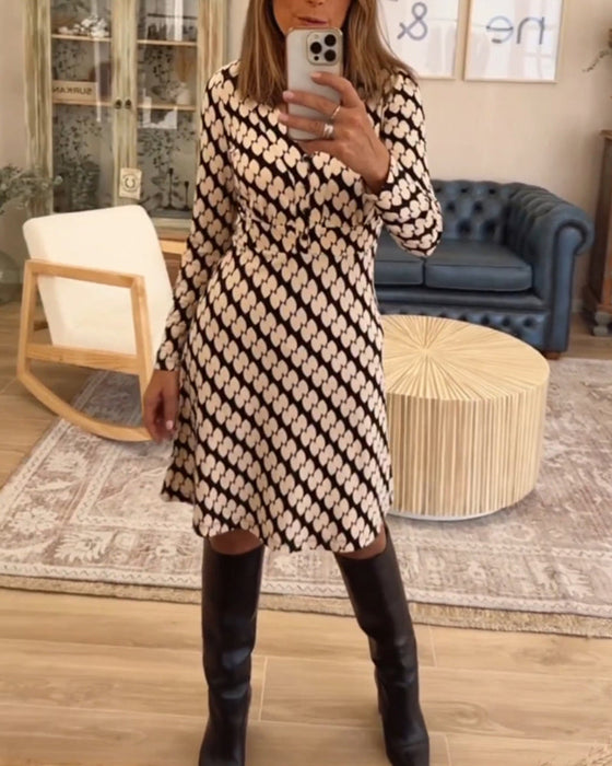 Elegantes bedrucktes Kleid mit V-Ausschnitt