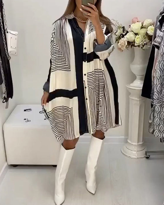 Kleid mit Knöpfen und Aufdruck