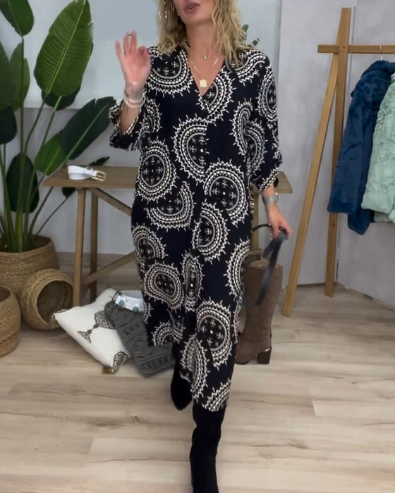 Kleid mit V-Ausschnitt und langen Ärmeln
